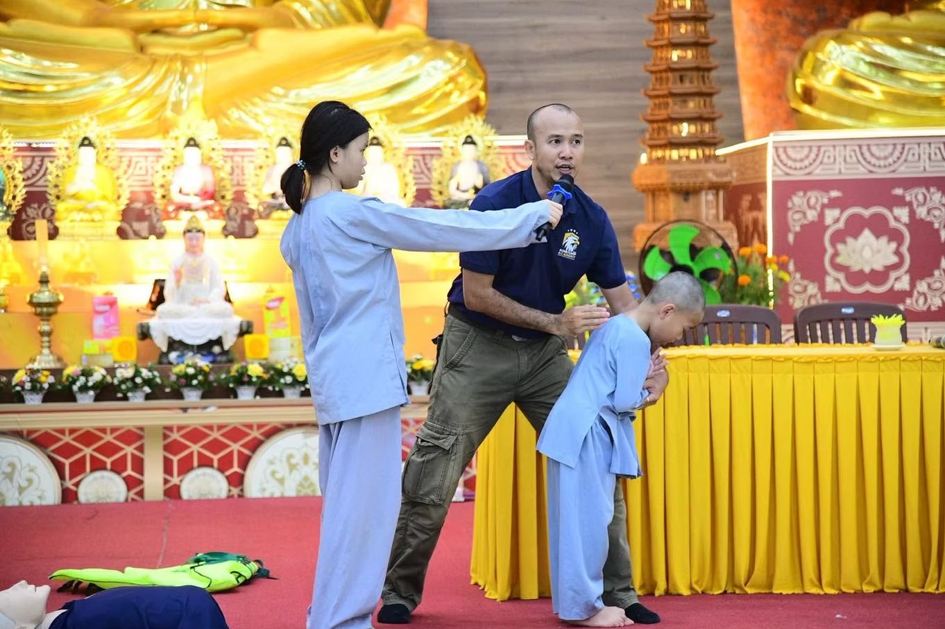 Huấn luyện viên hướng dẫn các em nhỏ kỹ thuật xử lý hóc dị vật