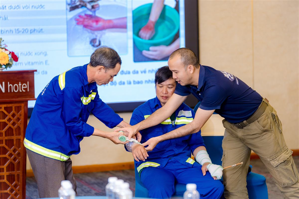 Học viên phối hợp thực hành băng bó
