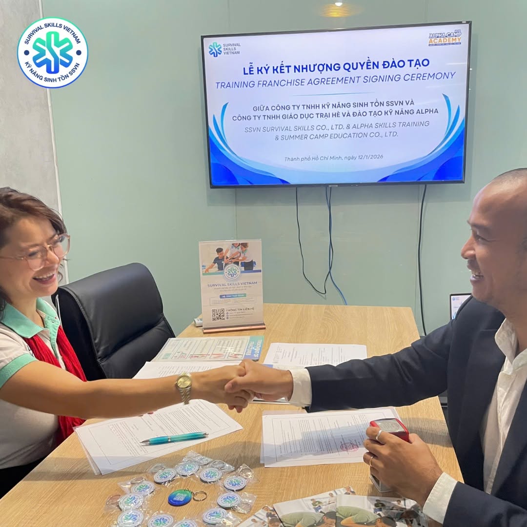 Đại diện hai bên bắt tay sau khi ký kết
