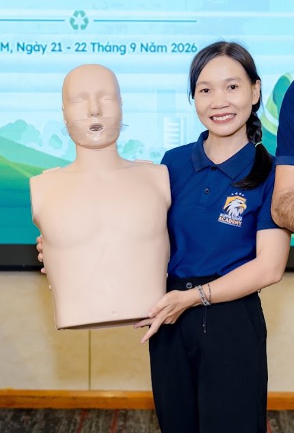 Chị Lê Thị Hồng Ánh, trainer sơ cứu và cấp cứu, bên mô hình thực hành CPR