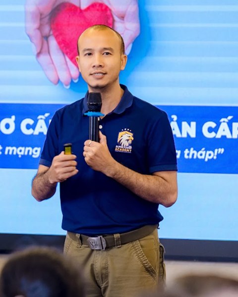 Anh Nguyễn Ngọc Mẫn, trainer sơ cứu và cấp cứu, đang giảng dạy